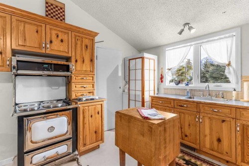 1001 9Th Avenue, Canmore, AB - Indoor Photo Showing Kitchen