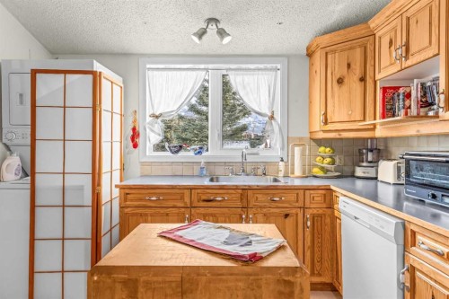 1001 9Th Avenue, Canmore, AB - Indoor Photo Showing Kitchen