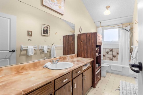 1001 9Th Avenue, Canmore, AB - Indoor Photo Showing Bathroom