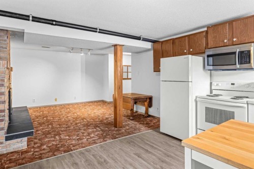 1001 9Th Avenue, Canmore, AB - Indoor Photo Showing Kitchen