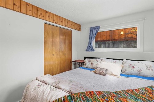 1001 9Th Avenue, Canmore, AB - Indoor Photo Showing Bedroom