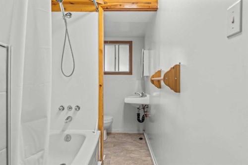 1001 9Th Avenue, Canmore, AB - Indoor Photo Showing Bathroom