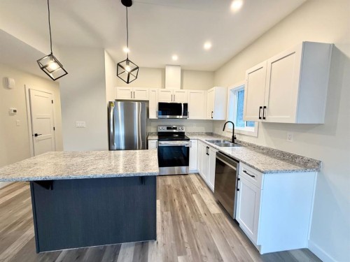 328C Boutin Avenue, Hinton, AB - Indoor Photo Showing Kitchen With Stainless Steel Kitchen With Double Sink With Upgraded Kitchen