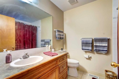 A-510 Wolf Street, Banff, AB - Indoor Photo Showing Bathroom