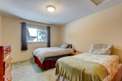 A-510 Wolf Street, Banff, AB - Indoor Photo Showing Bedroom