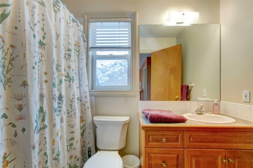 A-510 Wolf Street, Banff, AB - Indoor Photo Showing Bathroom