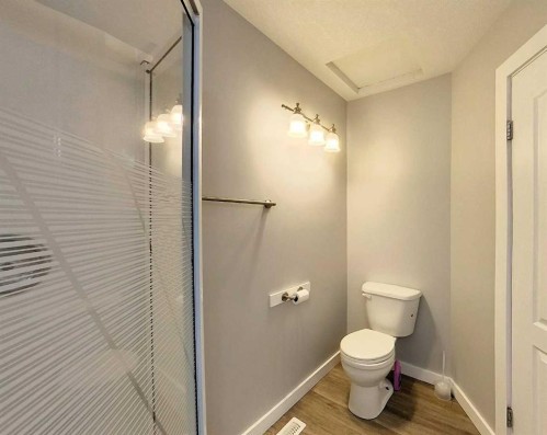 425 70 Street, Edson, AB - Indoor Photo Showing Bathroom