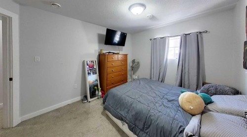425 70 Street, Edson, AB - Indoor Photo Showing Bedroom