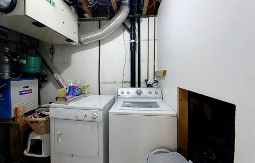 425 70 Street, Edson, AB - Indoor Photo Showing Laundry Room