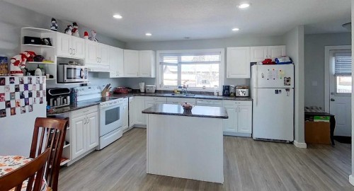 425 70 Street, Edson, AB - Indoor Photo Showing Kitchen