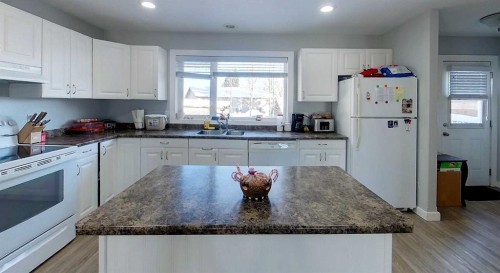 425 70 Street, Edson, AB - Indoor Photo Showing Kitchen With Double Sink