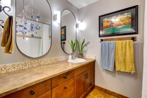 A-208 Muskrat Street, Banff, AB - Indoor Photo Showing Bathroom