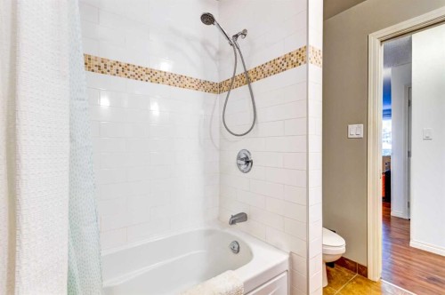 A-208 Muskrat Street, Banff, AB - Indoor Photo Showing Bathroom