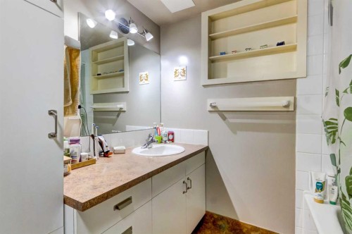 A-208 Muskrat Street, Banff, AB - Indoor Photo Showing Bathroom