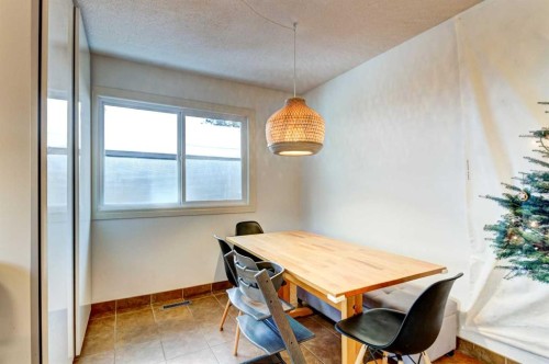 A-208 Muskrat Street, Banff, AB - Indoor Photo Showing Dining Room