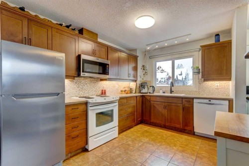 A-208 Muskrat Street, Banff, AB - Indoor Photo Showing Kitchen