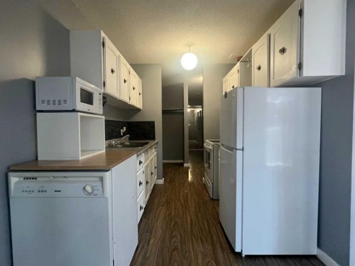 11-506 41 Street, Edson, AB - Indoor Photo Showing Kitchen