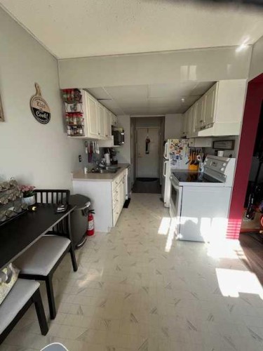 13-11219 103A Avenue Nw, Edmonton, AB - Indoor Photo Showing Kitchen