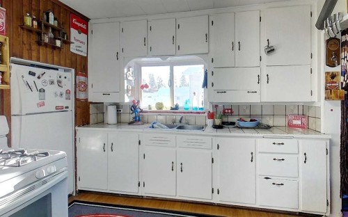 531 65 Street, Edson, AB - Indoor Photo Showing Kitchen With Double Sink