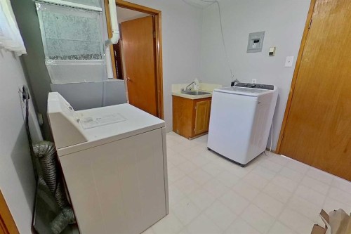 5009 48 Avenue, Athabasca, AB - Indoor Photo Showing Laundry Room