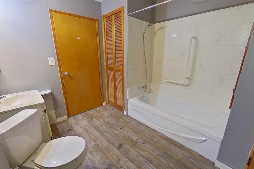 5009 48 Avenue, Athabasca, AB - Indoor Photo Showing Bathroom