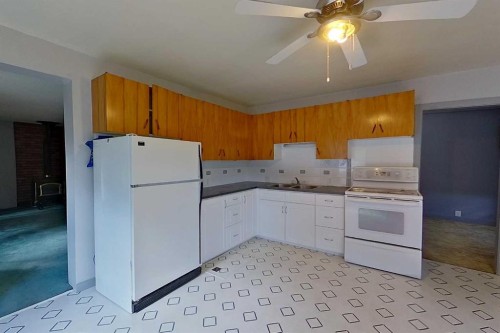 5009 48 Avenue, Athabasca, AB - Indoor Photo Showing Kitchen With Double Sink