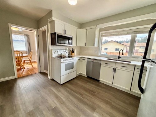 130 Willow Drive, Hinton, AB - Indoor Photo Showing Kitchen