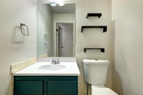 105-200 Three Sisters Drive, Canmore, AB - Indoor Photo Showing Bathroom