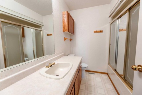 320 Collinge Road, Hinton, AB - Indoor Photo Showing Bathroom