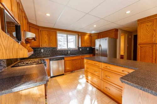 320 Collinge Road, Hinton, AB - Indoor Photo Showing Kitchen
