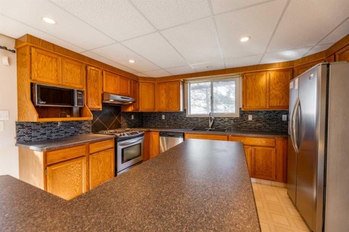 320 Collinge Road, Hinton, AB - Indoor Photo Showing Kitchen With Double Sink