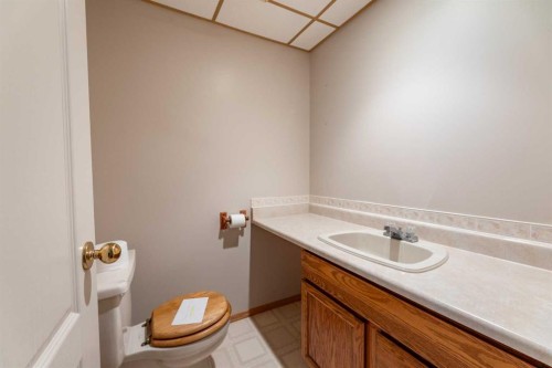 320 Collinge Road, Hinton, AB - Indoor Photo Showing Bathroom