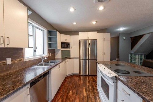 10-465 Makenny Street, Hinton, AB - Indoor Photo Showing Kitchen With Double Sink