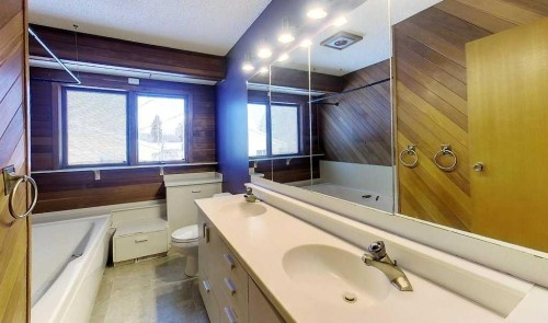 4324 7 Avenue, Edson, AB - Indoor Photo Showing Bathroom