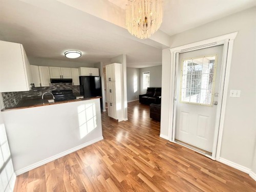 106 Reimer Drive, Hinton, AB - Indoor Photo Showing Kitchen