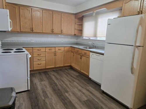101 Simpson Street, Hinton, AB - Indoor Photo Showing Kitchen