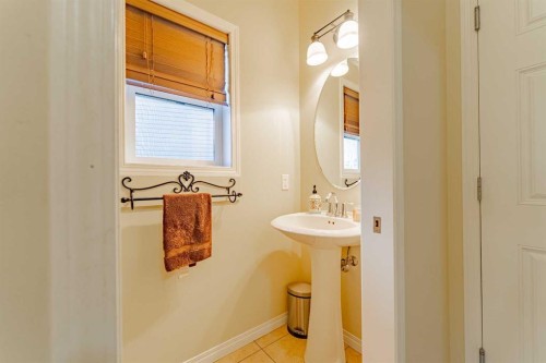 142 West Pointe Circle, Cochrane, AB - Indoor Photo Showing Bathroom