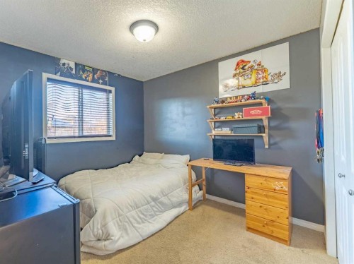 142 West Pointe Circle, Cochrane, AB - Indoor Photo Showing Bedroom