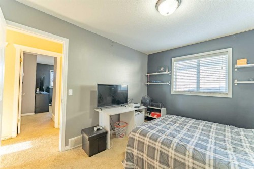 142 West Pointe Circle, Cochrane, AB - Indoor Photo Showing Bedroom