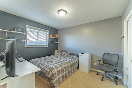 142 West Pointe Circle, Cochrane, AB - Indoor Photo Showing Bedroom