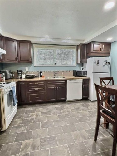 13 Aspen Crescent, Jasper, AB - Indoor Photo Showing Kitchen With Double Sink