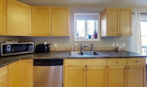 #1-6615 5Th Avenue, Edson, AB - Indoor Photo Showing Kitchen With Double Sink