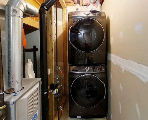 #1-6615 5Th Avenue, Edson, AB - Indoor Photo Showing Laundry Room