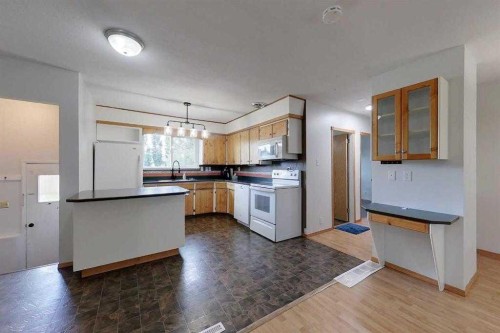 909 5 Avenue Se, Slave Lake, AB - Indoor Photo Showing Kitchen