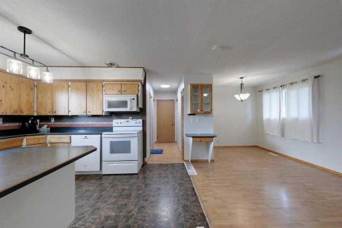 909 5 Avenue Se, Slave Lake, AB - Indoor Photo Showing Kitchen