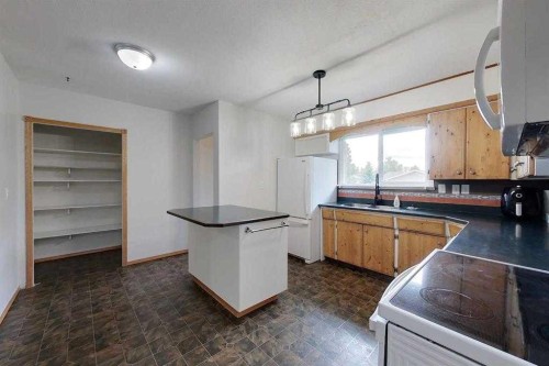 909 5 Avenue Se, Slave Lake, AB - Indoor Photo Showing Kitchen