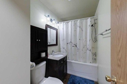 909 5 Avenue Se, Slave Lake, AB - Indoor Photo Showing Bathroom