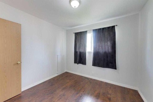 909 5 Avenue Se, Slave Lake, AB - Indoor Photo Showing Other Room