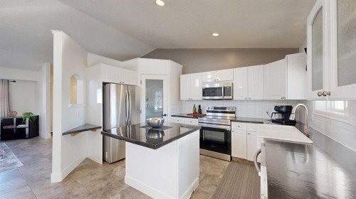 33 Park Circle, Whitecourt, AB - Indoor Photo Showing Kitchen With Upgraded Kitchen