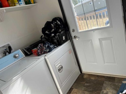 527 3 Avenue, Fox Creek, AB - Indoor Photo Showing Laundry Room